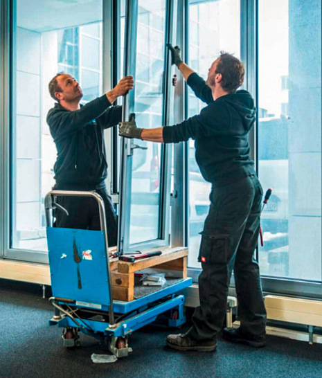 Ein umfangreiches Team von Service-Profis, das alle Gewerke rund ums Haus abdeckt, ist flächendeckend in der ganzen DACH-Region im Einsatz. Für beste Kundenzufriedenheit werden alle Servicetechniker der WR-Gruppe regelmäßig geschult und weiter­qualifiziert.