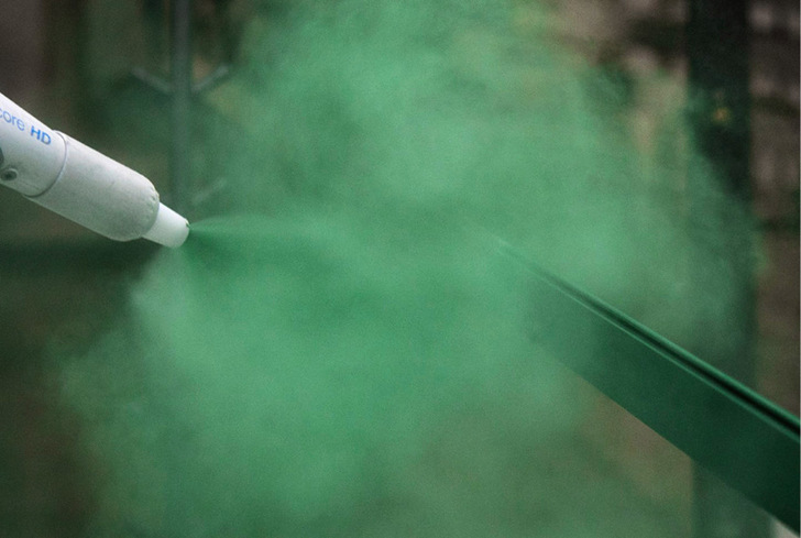 Die eigene Pulverbeschichtungsanlage sorgt für maximale Flexibilität in der Farbgestaltung von Sonnenschutzsystemen.