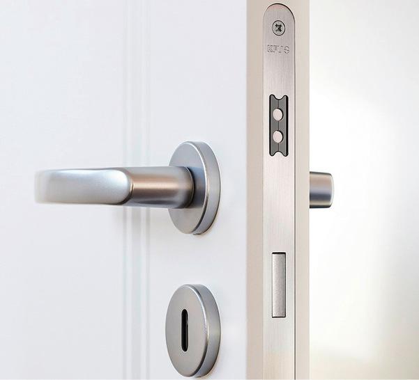 Beim KFV Magnetschloss 116 liegt bei ­geöffneter Tür die Falle im Schloßkasten versenkt und schließt ­bündig mit der Stulp ab.