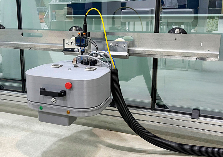 Die BIRDfriend Lasereinheit wird mit Glassaugern an der Oberfläche angebracht, ­danach arbeitet sie automatisch.