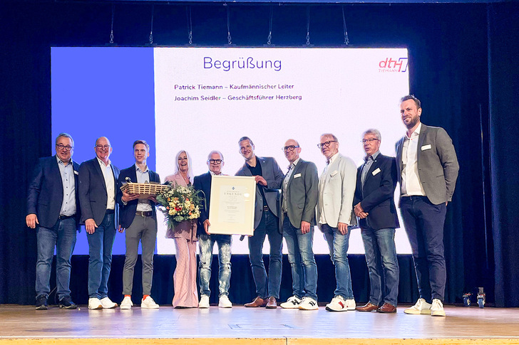 Die Ehrung des dtH Tiemann Produktionsstandorts Herzberg durch die Veka AG für 35 Jahre Partnerschaft.  - © dtH Thiemann