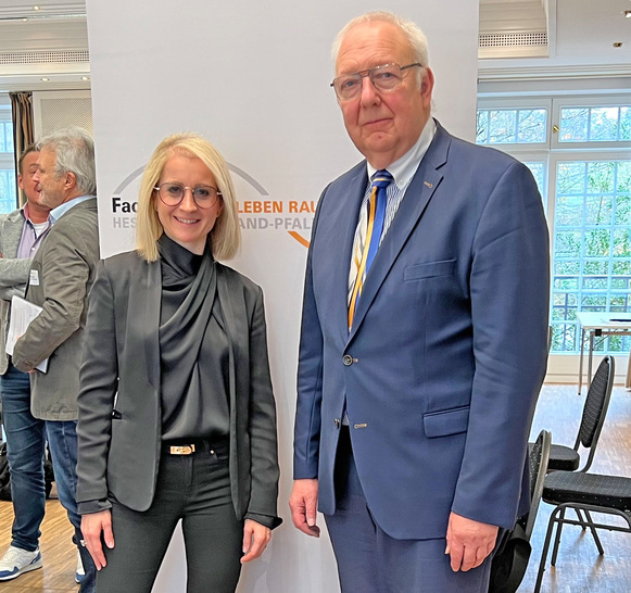 Hermann Hubing übergibt den Staffelstab für die Holzfachschule und den Fachverband zum Jahreswechsel 2025/2026 an Andrea Belegante. - © Fachverband Leben Raum Gestaltung Hessen/Rheinland-Pfalz