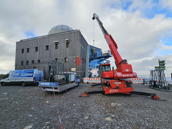 Komplexer Glastausch beim „Brockenhaus“ auf dem Gipfel des Brocken im Harz: Wie wird das Wetter sich entwickeln? Diese Frage mussten sich die Monteure täglich stellen.