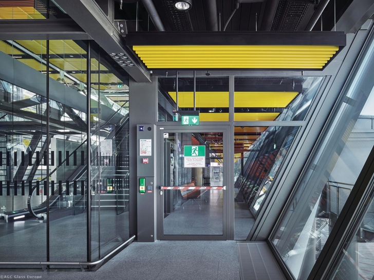 Die Ganzglastrennwände „Pyrobel 16 Vision Line“ dienen im Terminal der Lenkung der Personenströme, sorgen für viel Tageslicht und Orientierung und bieten Schutz im Brandfall.