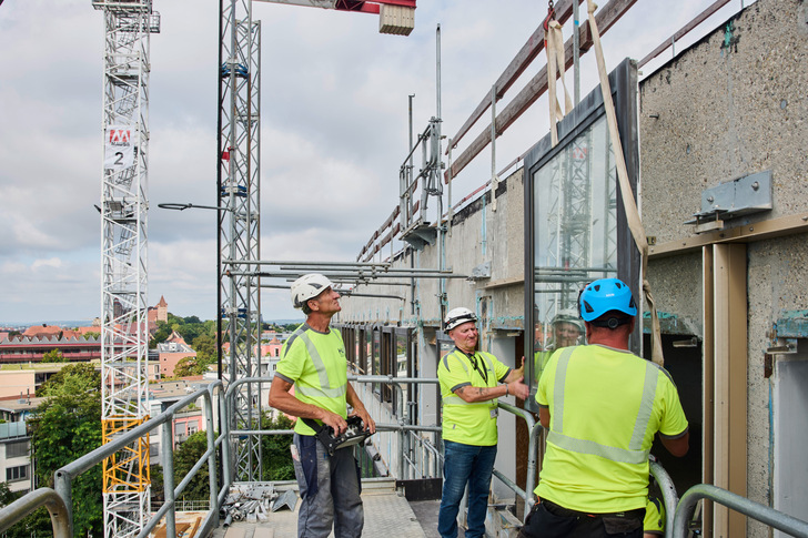Die 50 Jahre alte Bandfenster-Fassade aus Aluminium und Glas wurde komplett rückgebaut.