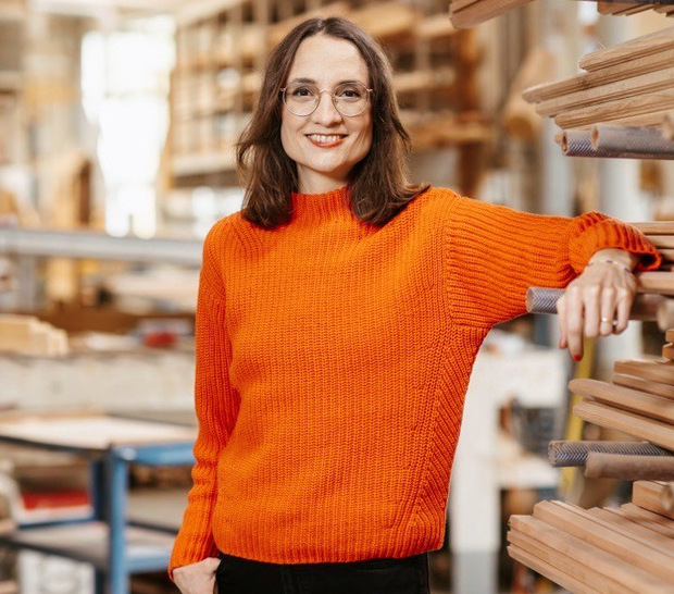 Mit ihrem Einzug in den 21. Deutschen Bundestag schrieb Sandra Stein auch ein Stück Branchengeschichte. Als Mitglied der Geschäftsleitung der Sorpetaler Fensterbau GmbH gehört die 38-jährige Grünen-Politikerin zu der extrem kleinen „Unternehmerfraktion“.
