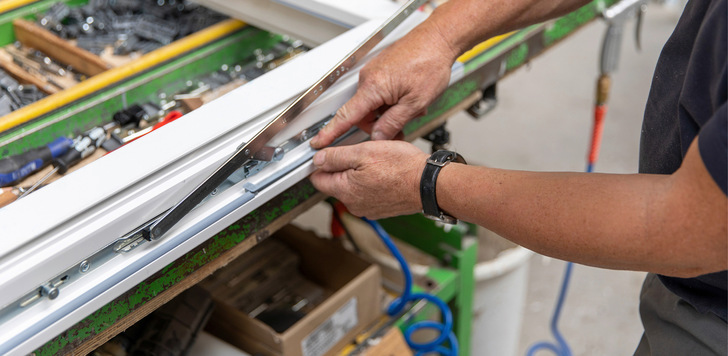 Dank ihrer Beschlagsunabhängigkeit können bis zu drei arimeo Fensterfalzlüfter in der Dichtungsnut oben quer eingesetzt werden.