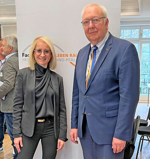 Hermann Hubing übergibt den Staffelstab für die Holzfachschule und den Fachverband zum Jahreswechsel 2025/2026 an ­Andrea ­Belegante.