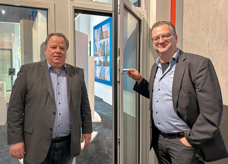 GF Thomas Blacher (l.) und Leiter der Kalkulation, Michael Lechner, beide von Heidenbauer Aluminium, mit dem Sanierungsfenster