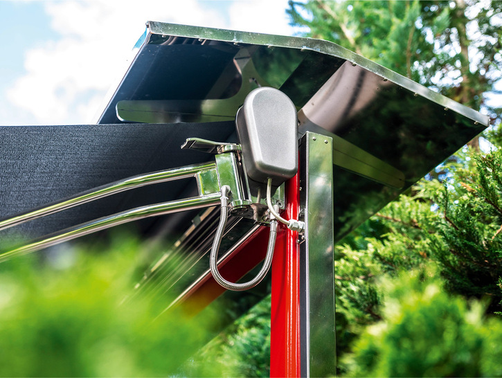 Erfrischende Innovation: Ein integriertes Sprühnebelsystem leitet Wasser durch die Markisenarme und sorgt über feine Düsen für kühlenden Nebel – ganz ohne Nasswerden.