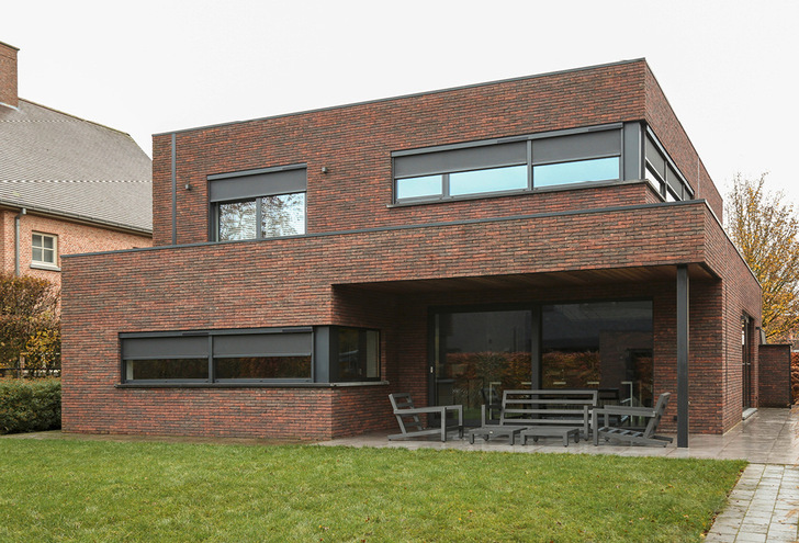 Sonnenschutz beginnt nicht hinter der Scheibe – und das sollte jeder Kunde wissen. Wer klug berät, kann nicht nur mit Energieeffizienz punkten, sondern auch mit Komfort und Design. Die Technik ist incl. Solarantrieb ist da – jetzt kommt es auf die richtige Entscheidung an.