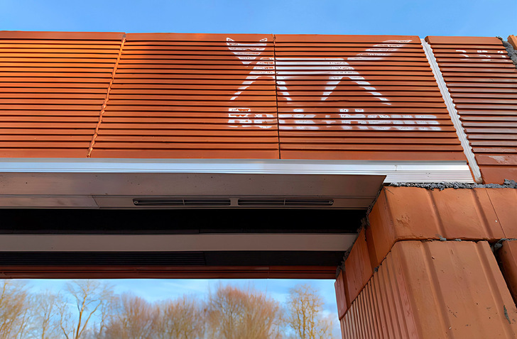 Die seitlich in den Ziegelkasten integrierte Lüftungseinheit reduziert den ­benötigten Platzbedarf auf ein Minimum.