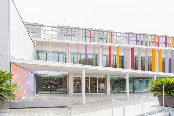 Im SJD Pediatric Cancer Center Barcelona unterstützte Geze die Umsetzung der Healing Architecture mit integrierten Türsystemen.