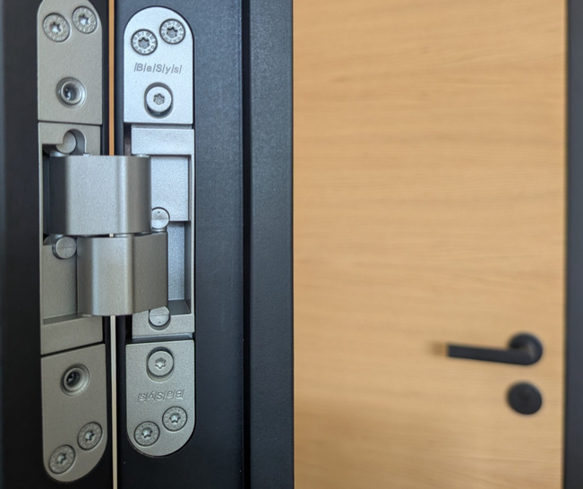 Das „Pivota DX 35 3-D LT“ ist ein kostengünstiges Einsteigermodells im Bereich verdeckt liegender Bänder für stumpf einschlagende Türen.