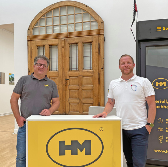 Produktmanager Philipp-Theodor Zink (l.) kann sich auf die zuverlässige Zusammenarbeit mit Regel-air und Raphael Maas aus dem technischen Außendienst des niederrheinischen Lüftungsspezialisten verlassen.