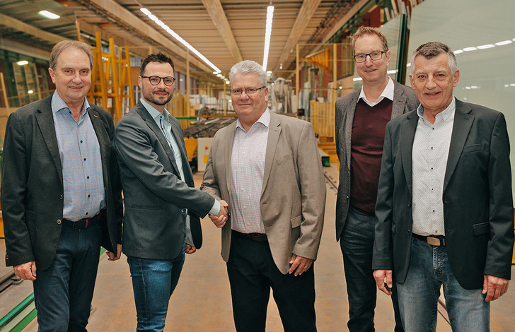 v.l. Josef Scheuer und Alexander Himsl (beide GF Bayerwald), Holger Ebert AGC Sales Director Upstream DACH, Michael Magner AGC Vertrieb Basisglas DACH, Franz Meininger Leitung Einkauf Bayerwald.