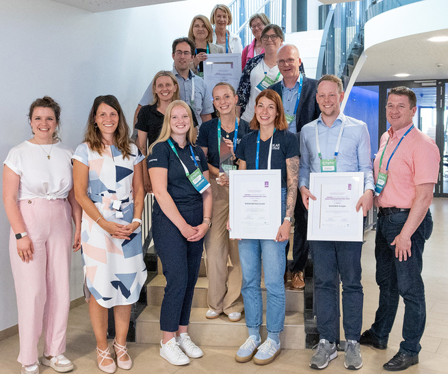 Die Mitarbeitenden von Siegenia freuen sich über die Auszeichnung ihres Unternehmens als einer der führenden Arbeitgeber der Region Südwestfalen.