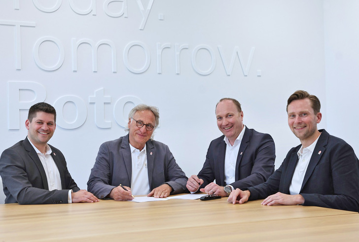 Service Friends-Geschäftsführer Dr. Christian Faden (2.v.r.) und CFO Simon Weinmann (l.) freuen sich über die Zusammenarbeit mit Thomas Fischer (2.v.l.) und Patrick Mittmann (r.), die die langjährige Expertise der Fischer Sicherheitssysteme GmbH ins Unternehmen einbringen.
