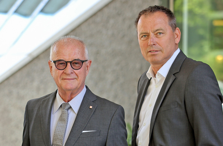 Rechts im Bild: Der neue Vorstand der Roto Frank Holding AG, Christoph Hugenberg. Sein Vorgänger Dr. Eckhard Keill (l.) übernimmt zukünftig Aufgaben im Aufsichtsrat der Roto Frank Holding AG und ist weiterhin Vorsitzender der drei Aufsichtsräte der Roto Divisionen.