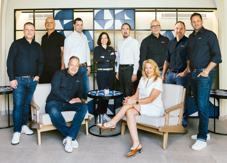 Das neue Managementteam von Somfy DACH will Marktpartnern noch direkter und bedarfsgerechter zur Seite stehen. Vorne (v.l.n.r.): Nikolas Bransch, Sibylle Göttgens. Hinten (v.l.n.r.): Sascha Heusser, Carlo Sprenger, Niels Erdmann, Eva Krepstekies, Ralf Götz, Oliver Rilling, Dirk Mommaerts, Patrik Bölzle.