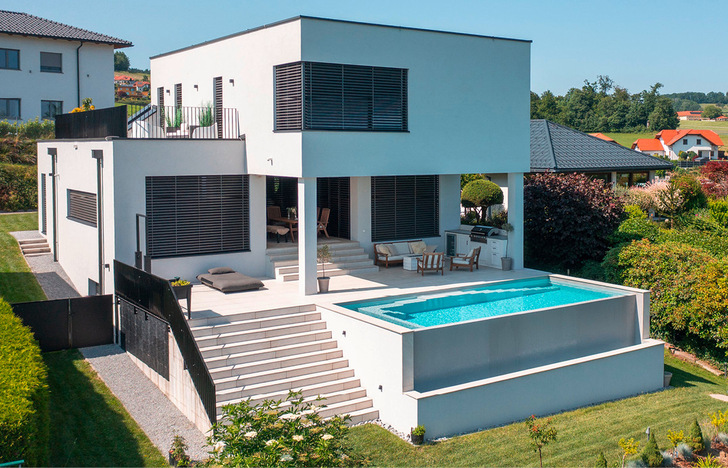 Im Lebler-Haus sorgen Wärmepumpen, Sonnenkollektoren und Batteriespeicher für eine nachhaltige Energieversorgung. Die Raffstoren spielen eine wichtige Rolle im Gesamtkonzept.