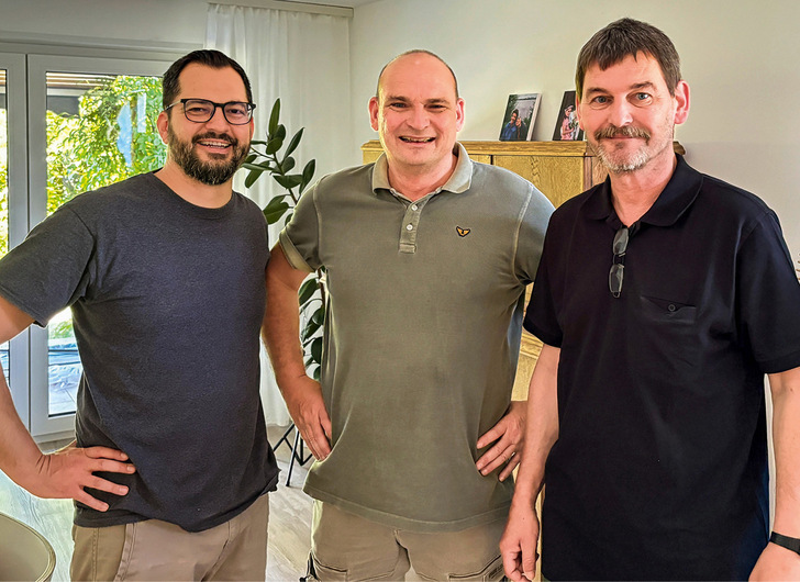 V.l.: Bauherr Wiest, Fensterbauer Rettstatt und Montageleiter Manko freuen sich über perfekte Abläufe beim Montagetermin.