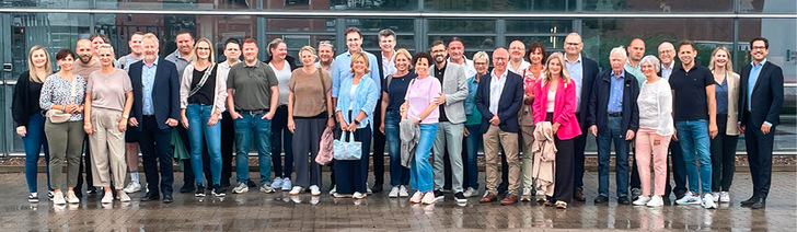 Im Juni trafen sich die Uniglas-Gesellschafter zu ihrer 65. Gesellschafterversammlung. Diese fand diesmal an zwei Standorten satt: in Verden bei Frerichs Glas sowie in Hamburg. Gastgeber in Verden war Gründungsmitglied Frerichs Glas. Geschäftsführer Simon Cordes präsentierte dort ein automatisiertes, digital gesteuertes Werk mit klarer Ausrichtung auf Qualität, Effizienz und Nachhaltigkeit. In Hamburg standen dann die partnerschaftliche Zusammenarbeit und der persönliche Austausch in den Fokus. Die 65. Gesellschafterversammlung war nicht nur ein Jubiläumstreffen zu 30 Jahren Uniglas, sondern auch ein starker Beleg für den Zusammenhalt in der Gruppe.