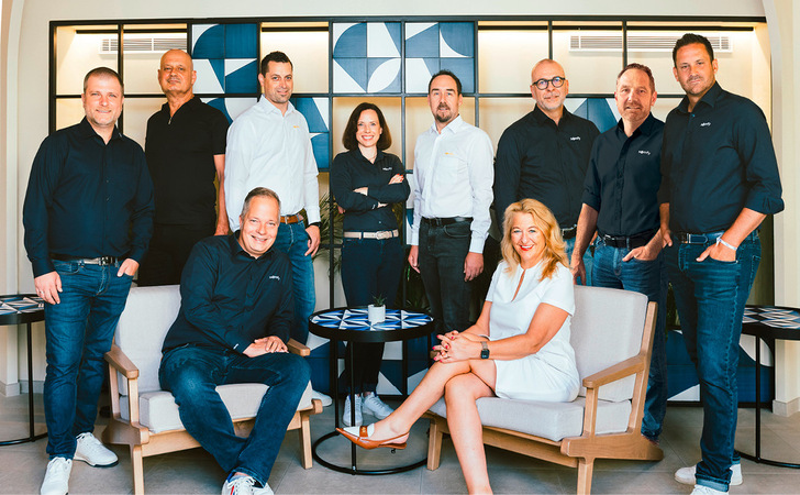 Das Managementteam Somfy. Vorne (v.l.n.r.): Nikolas Bransch, Sibylle Göttgens. ­Hinten (v.l.n.r.): Sascha Heusser, Carlo Sprenger, Niels Erdmann, Eva Krepstekies, Ralf Götz, Oliver Rilling, Dirk Mommaerts, Patrik Bölzle.