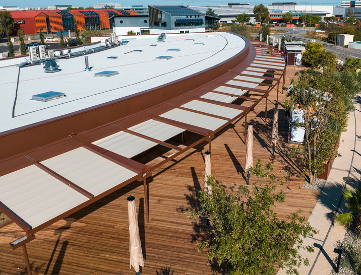 In der Nähe von Toulouse stattete ein Fachpartner von markilux eine große Gastro-Location auf einer Fläche von 350 m2  mit dem Markisensystem pergola stretch aus.