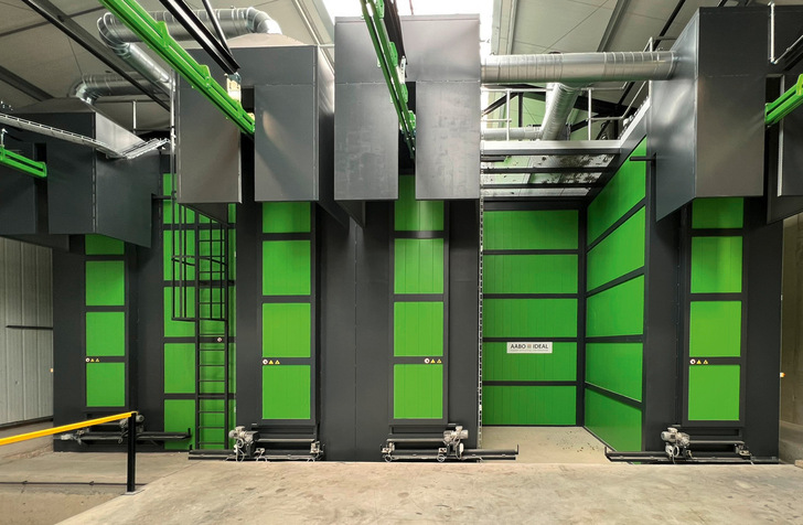 Nach dem Pulvern der Werkstücke werden Sie in einem Konvektionsofen bei ca. 200–220 °C ausgehärtet. Automatisch können 8 m lange Teile durch den Ofen gefahren werden. Dank der 15 m langen Ofenkonstruktion können aber auch bis zu 12 m lange Sonderteile manuell gefahren werden. Für BeluTec eine sinnvolle Option.