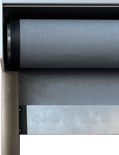 Die flache Wicklung des T-Rail-Profils führt zu einem gleichmäßigen Wickeldurchmesser. Das spart Platz im Kasten und erlaubt schmalere Führungsschienen. Die Tuchwelle kann durchgängig konstruiert werden, was die Kraftverteilung verbessert und den Tuchzuschnitt vereinfacht.