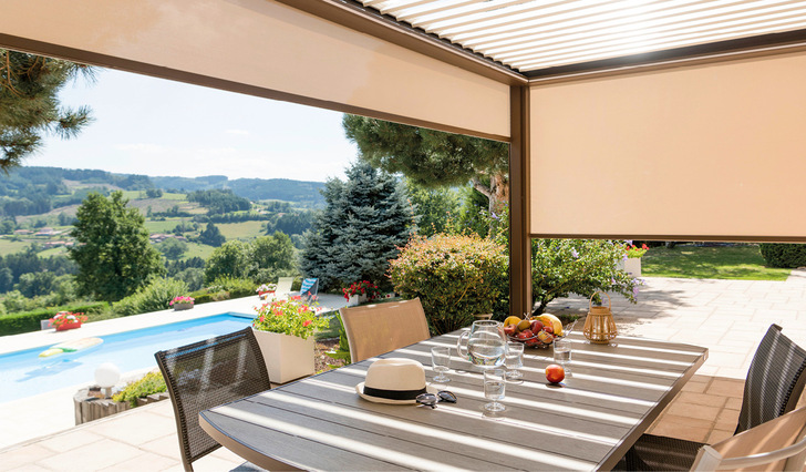 Für besonders exponierte Anwendungen wie Pergoladächer stehen mit Copaco Solar und Helioscreen D-Light sogar komplett wasserdichte Ausführungen zur Verfügung – ideal für den Einsatz in Poolnähe.