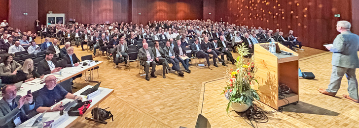 Größtes Branchenmeeting in Deutschland: Jedes Jahr im Herbst finden die Rosenheimer Fenstertage statt.