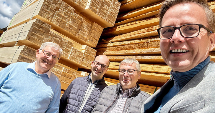 Redaktionsbesuch bei Paganini-Holz v.l.: Raimund Drissner, Daniel und Dieter Paganini