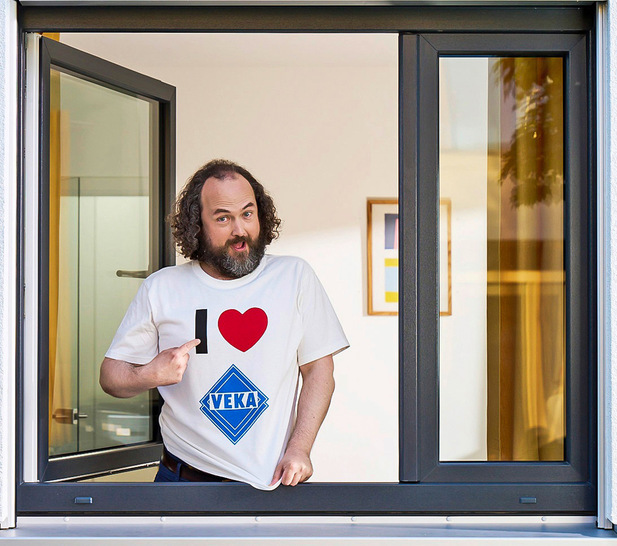 Dreh- und Angelpunkt der „Wenn, dann VEKA!-Kampagne“: Holger, der neue Markenbotschafter und Fenster-Philosoph