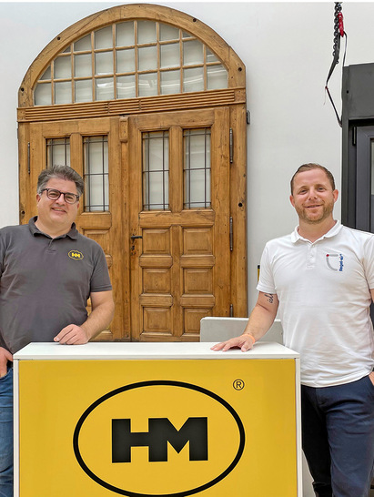 Produktmanager Philipp-Theodor Zink (l.) kann sich auf die zuverlässige Zusammenarbeit mit Regel-air und Raphael Maas aus dem technischen Außendienst des niederrheinischen Lüftungsspezialisten verlassen.