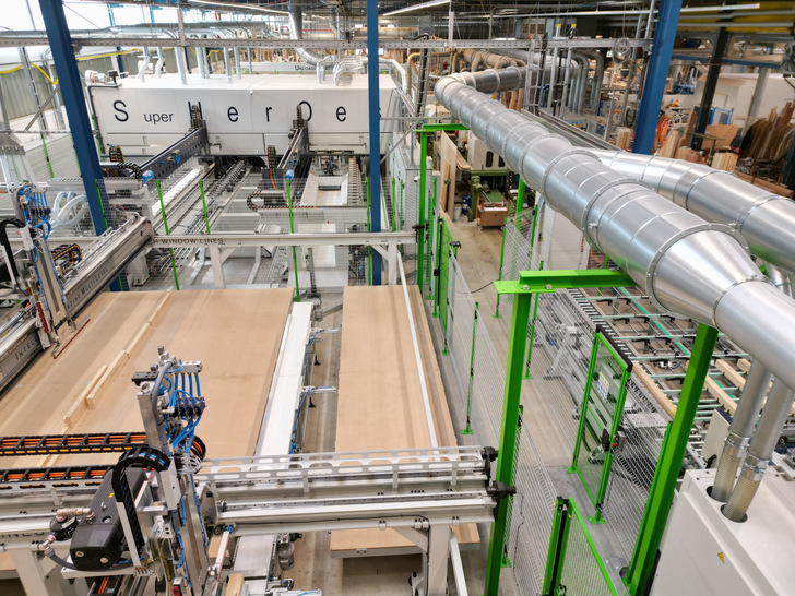 Die wp-Anlage in Schnelldorf hält zwei Pufferräume („Intelligent Magazine Multi-Level) vor, von denen der erste der Einlagerung nach dem Hobelautomaten, der zweite der Auslagerung der Werkstücke dient, die anschließend in die Einführungsvorrichtungen eingespannt werden, um Topfbandbohrungen und Bohrungen für die Olive vorzunehmen.