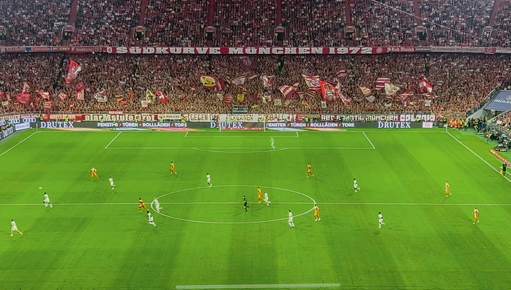 Durch die Kombination aus Stadionpräsenz und exklusiver Markeninszenierung unterstreicht Drutex eindrucksvoll seinen Anspruch, international sichtbar zu sein und die eigene Position als einer der führenden Anbieter für ­Fenster, Türen, Rollläden und Tore auch in Deutschland weiter auszubauen.