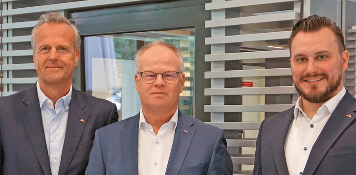 (v.l.) Marcus Sander (Vorsitzender der Geschäftsführung der Roto Frank Fenster- und Türtechnologie GmbH), Volker Fitschen (Geschäftsführer der Roto Frank FTT ­Vertriebs-GmbH) und dessen Nachfolger Sebastian Wagner.