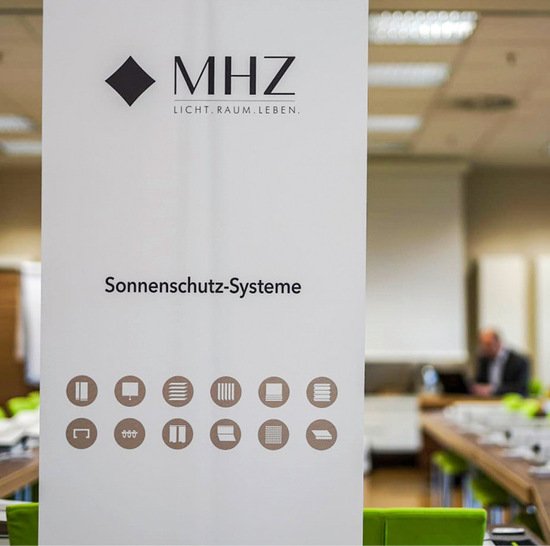 Das Fortbildungsprogramm 2025/2026 bietet ­unter ­anderem Basiswissen-Seminare und -Webinare zu innen­liegendem Sicht- und Blendschutz sowie zum Insekten­schutz für Monteure, Verkäufer, Neu- oder Quereinsteiger.