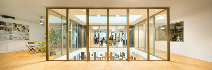 Die Brandschutzverglasung mit Contraflam 60 in Holzrahmen im Haus der Religionen Bern. Das neue Vetrotech-Glas ist sehr leicht und erlaubt filigranere Konstruktionen.