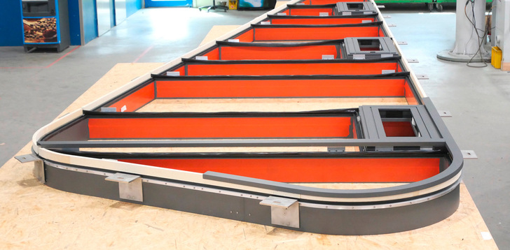 Die Maßhaltigkeit der gebogenen Segmente ermöglichte eine Bestellung des Glases nach Zeichnung – ohne ­Anfertigen einer Schablone.