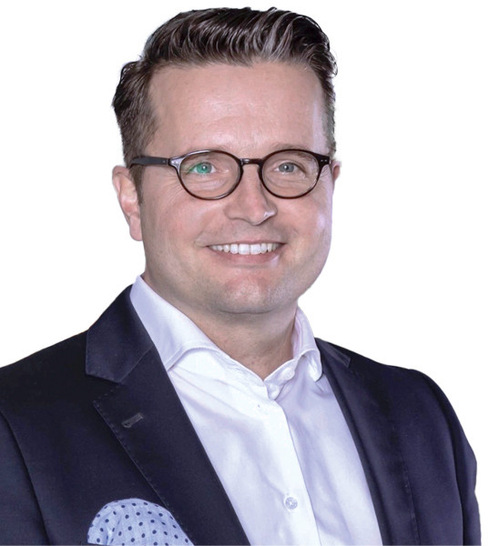 Mike Kersting übernahm 2021 das Ressort Vertrieb und IT der SMK AG und zeichnet für die stra­te­gi­sche und digitale Transformation der Unternehmensgruppe sowie den Ausbau strategischer Kundenbeziehungen verantwortlich. Die SMK gehört zu einem der größten mittelständischen Versicherungsmaklern Deutschlands.