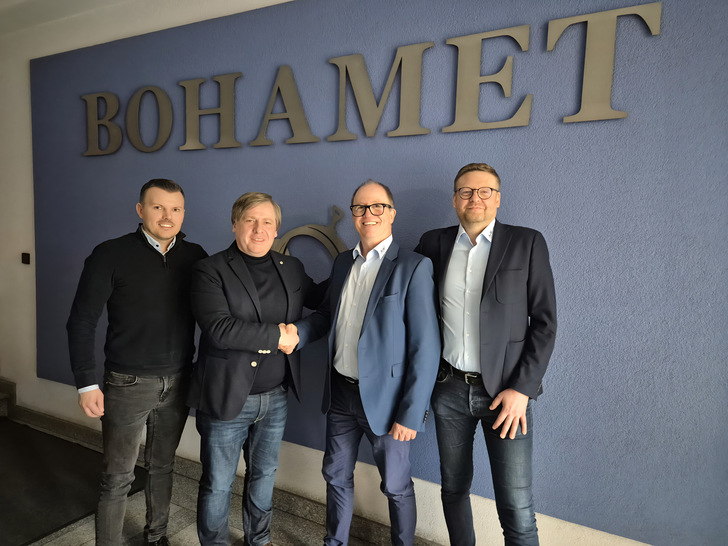 Auf gute Zusammenarbeit (v.l).: Łukasz Chrzanowski und Tomasz Tafelski (beide Bohamet) mit Alfred Cortisse und Patryk Ziurkowski von A+W Software