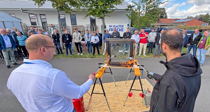 Ein weiterer Höhepunkt: Die Präsentation zum Thema Brandschutz-Fenster. Fensterbauer können solche Elemente entweder selbst bauen oder bei Spezialisten wie Willi Curdt beziehen.