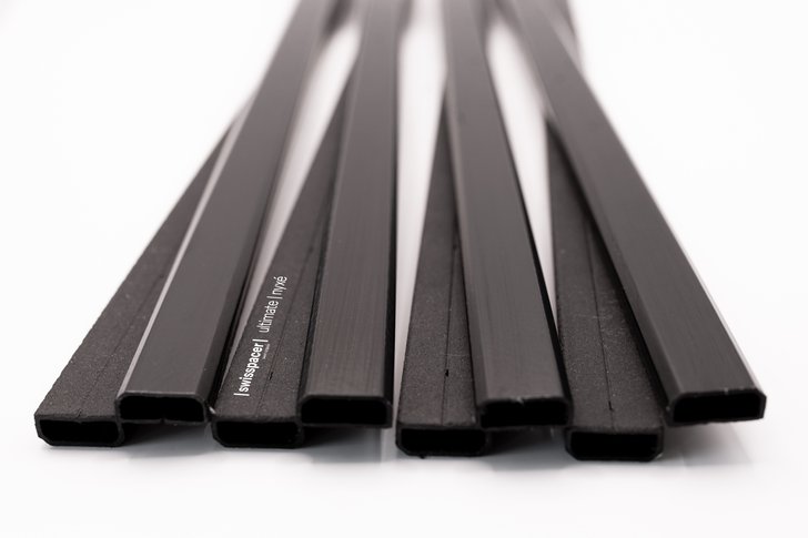 Swisspacer Ultimate | Nyxé: durchgängig schwarze Gestaltung dank Folie und Profilkörper – ein markantes Detail für Architekten und Planer.