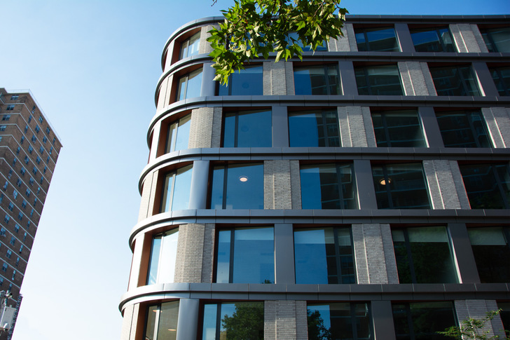 Die Vogelschutzgläser für das 555 Broadway stammen von arcon Glas