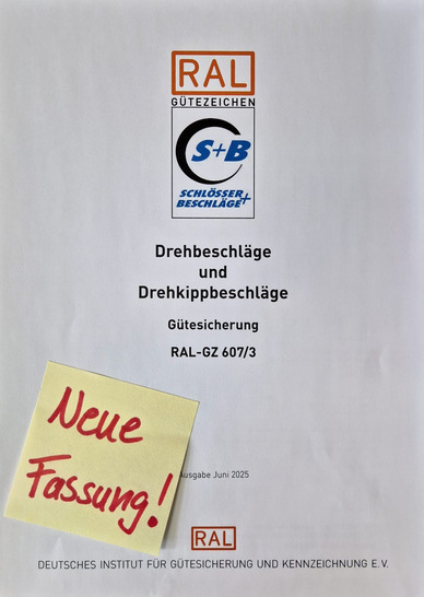 Die RAL-Richtlinie „RAL-GZ 607/3 Drehbeschläge und Drehkippbeschläge“ der Gütegemeinschaft Schlösser und Beschläge wurde um den optionalen Prüfbereich bis 180° Drehöffnungsstellung bei verdeckt liegender Bandseite ergänzt.