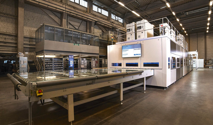 Die easy-LAM IFL Laminieranlage von Bürkle arbeitet ohne Autoklav.