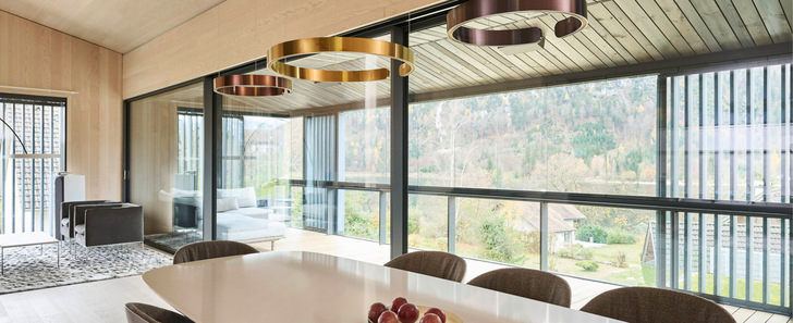 Der offene Wohnbereich wird auf der gesamten Südseite durch eine große Loggia ergänzt, die als energiesparender Klimapuffer fungiert.